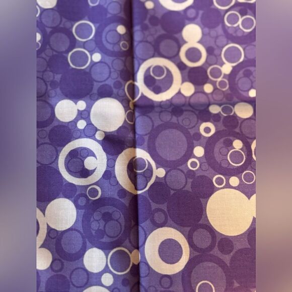 NEW Purple Circle Print Fat Quarter 18” x 21” - Picture 1 of 3